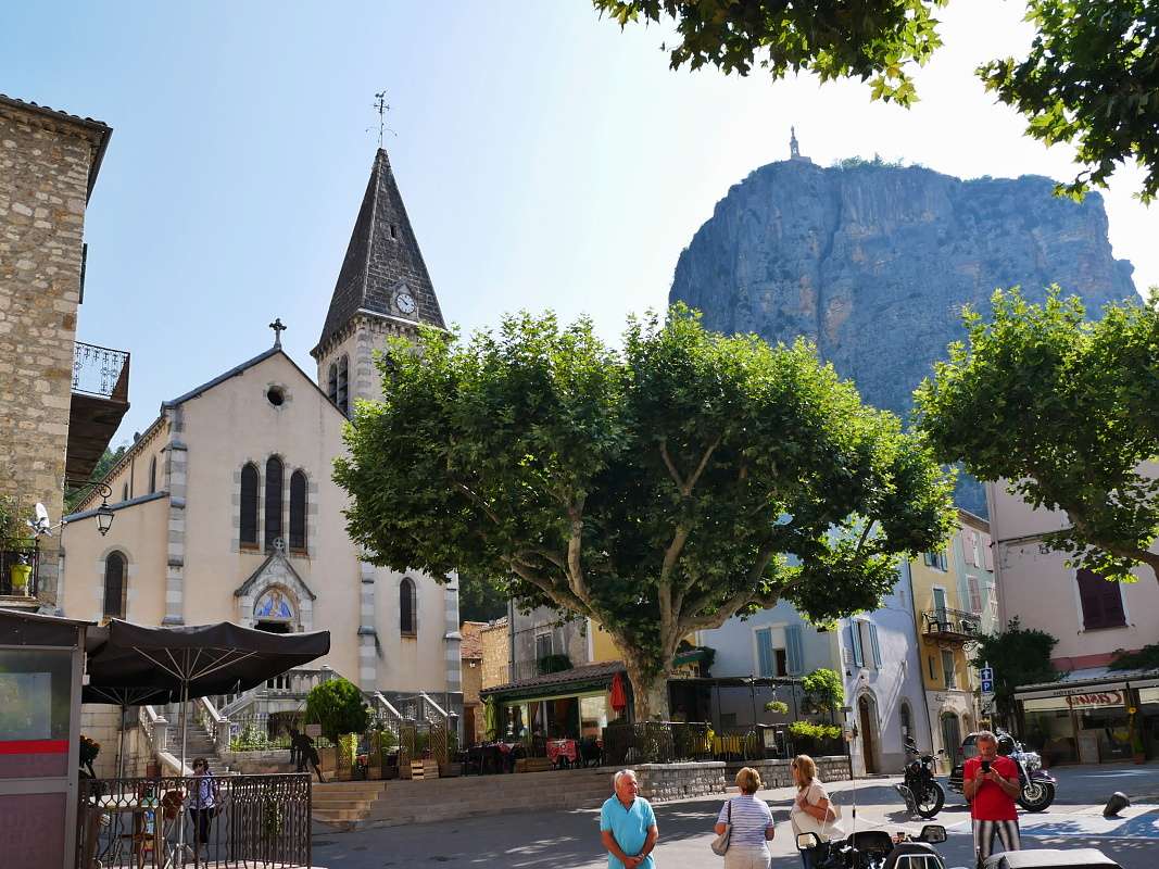 Castellane - kostolík a kaplnka na skale