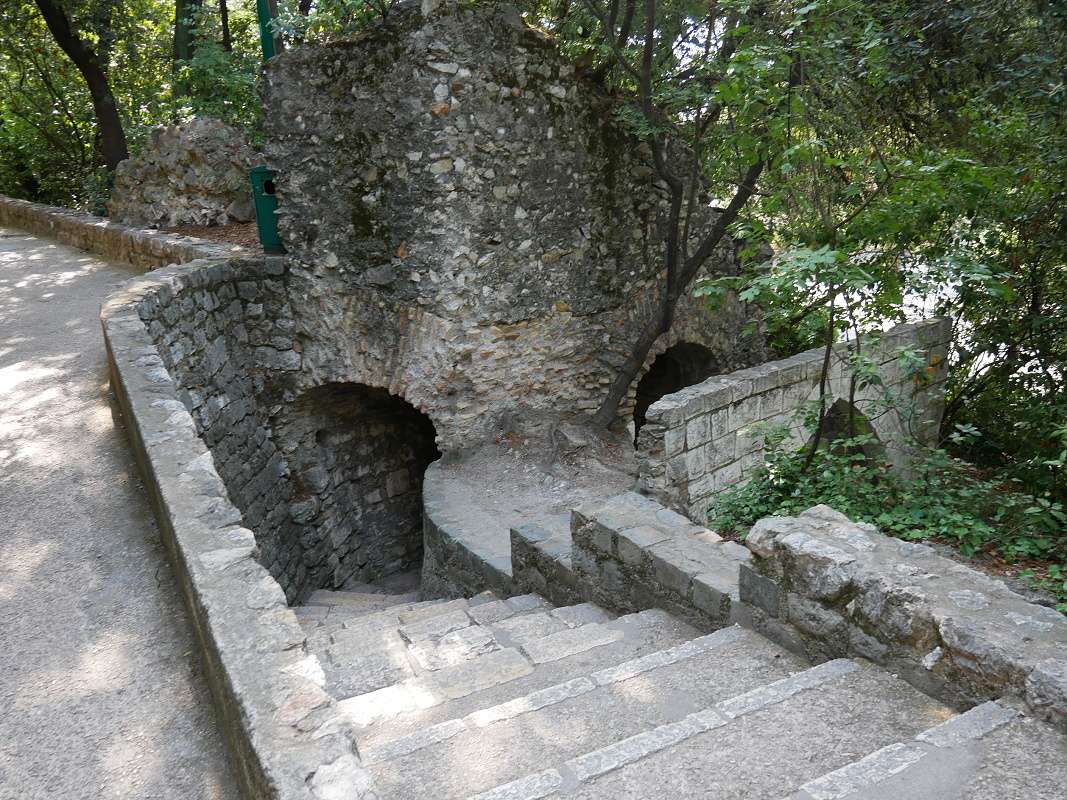 Hradný vŕšok - hradby