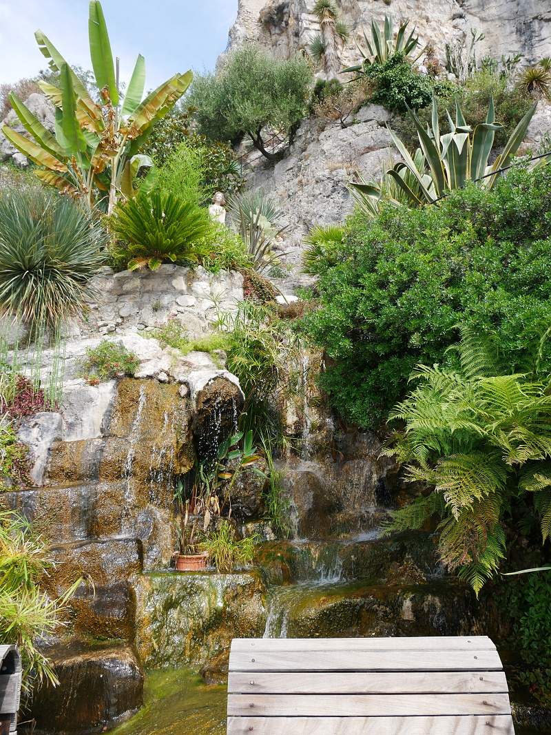 Botanická záhrada - Relaxačná záhrada s lehátkami a vodopádikom