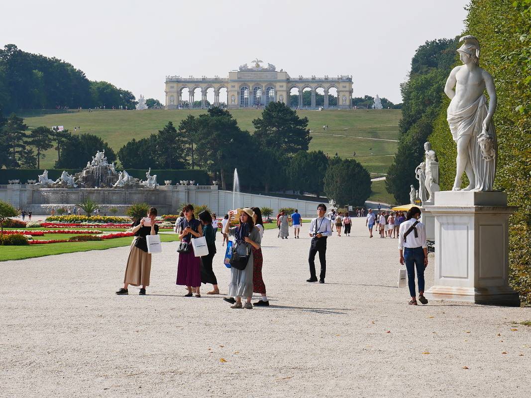 Záhrady Schönbrunnu a výhľad na Gloriette