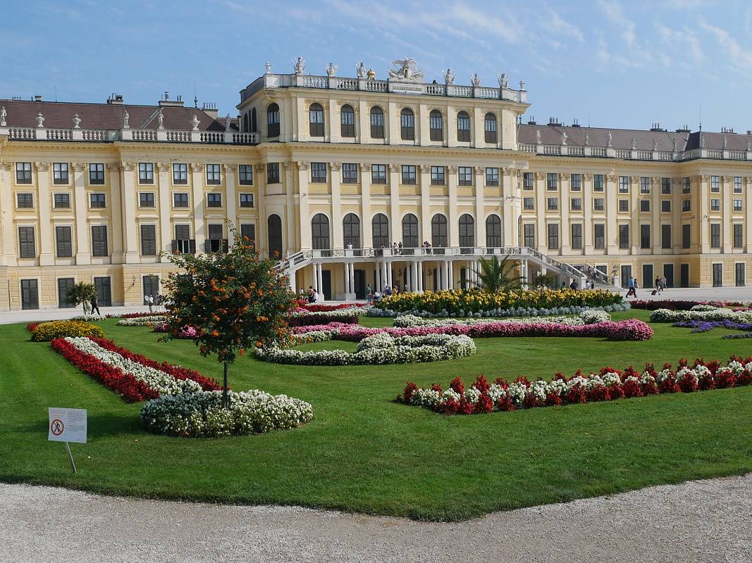 Zámok Schönbrunn zo záhrady