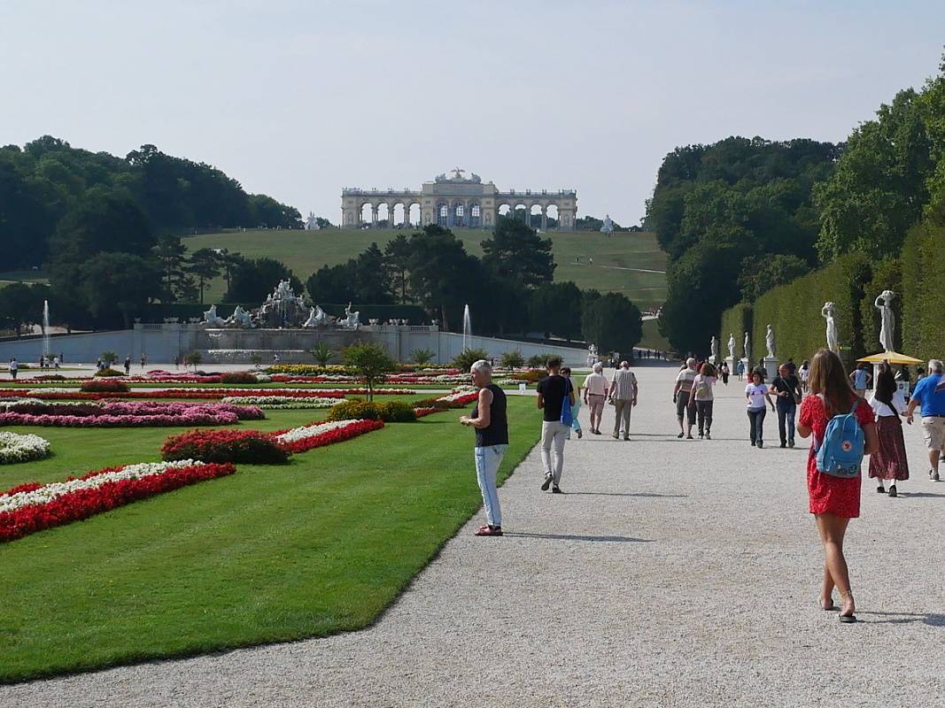 Záhrady Schönbrunnu a výhľad na Gloriette