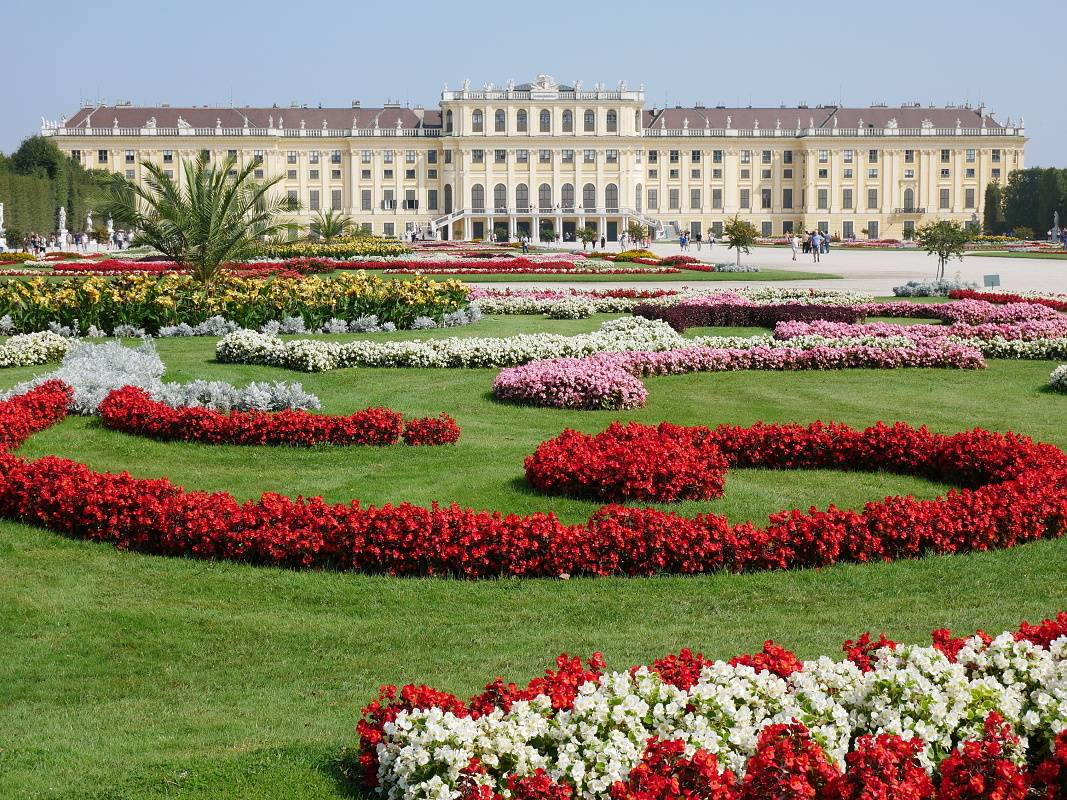 Zámok Schönbrunn zo záhrady