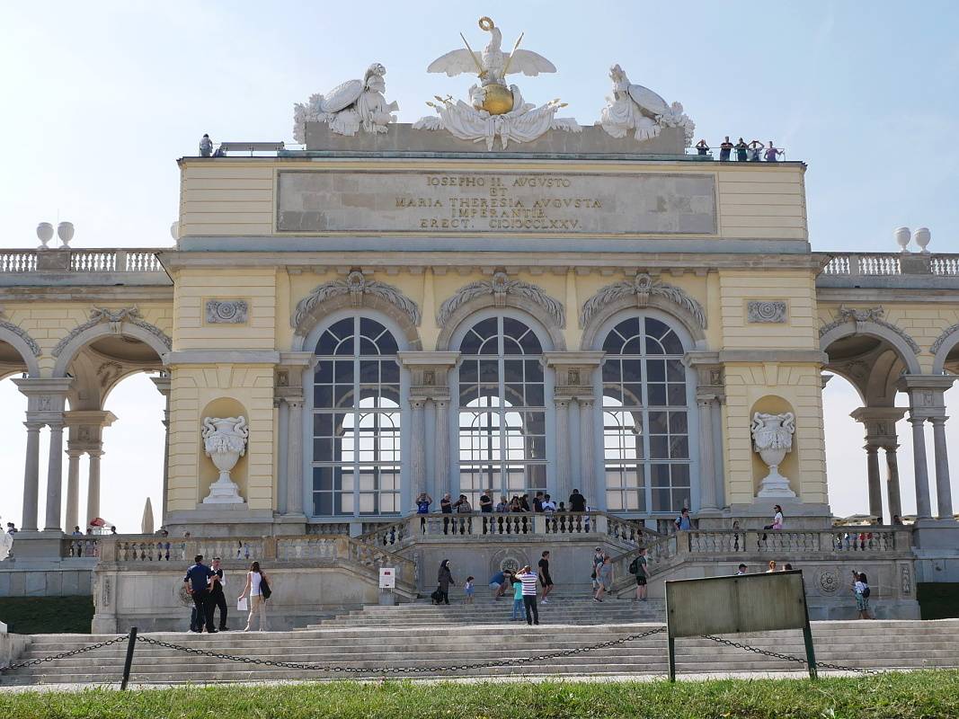 Gloriette - JOSEPHO II. AUGUSTO ET MARIA THERESIA IMPERANTIB. MDCCLXXV