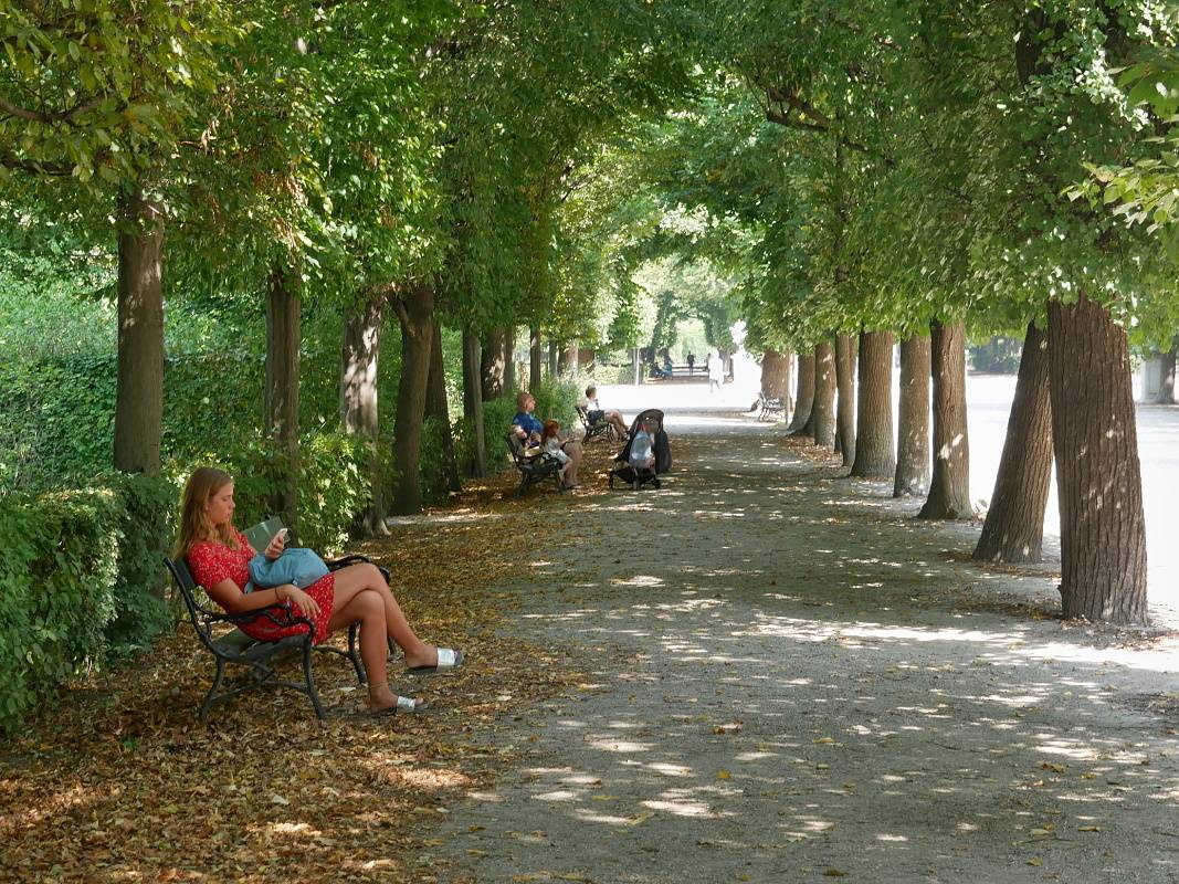 Schönbrunn - Lavička v tieni :)
