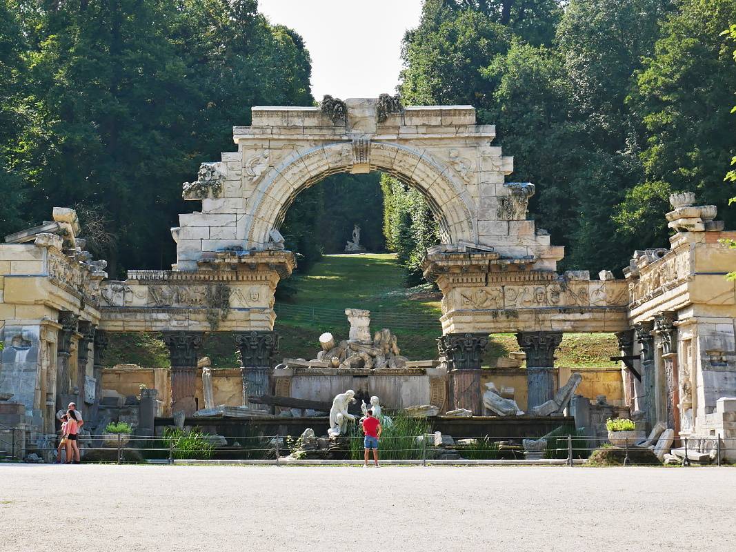 Schönbrunn - fontána s Rímskymi ruinami