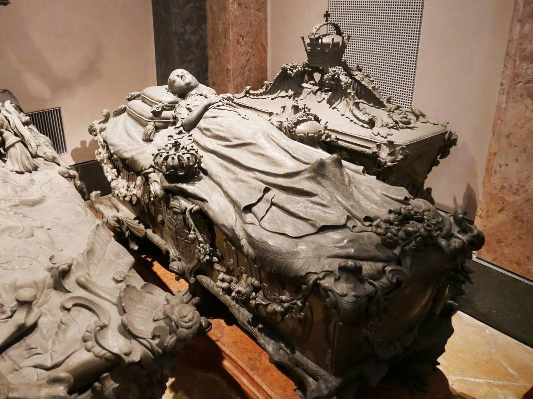 Maria Theresa (1762 - 1770), dcéra Jozefa II. vľavo, Maria Karolina (1740 - 1741), dcéra Márie Terézie vpravo