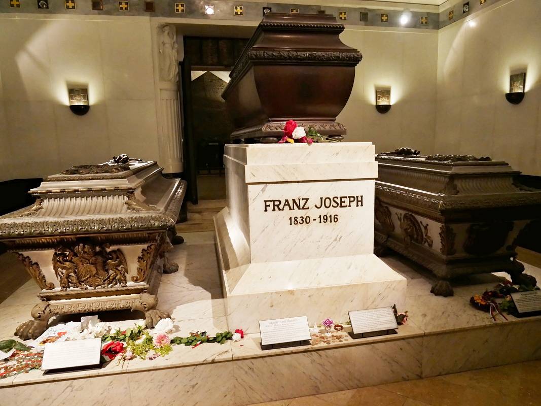 František Jozef I. (1830-1916), cisár v strede, Alžbeta - Sissi (1837 - 1898), cisárovná, manželka cisára Františka Jozefa vľavo, Rudolf (1858 - 1889), korunný princ, syn cisára Františka Jozefa a cisárovnej Alžbety vpravo