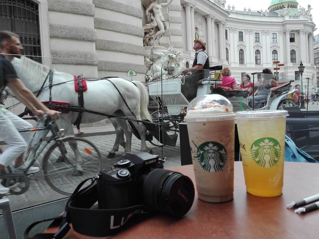 Konečne karamelové frappuccino v Starbuckse oproti Hofburgu