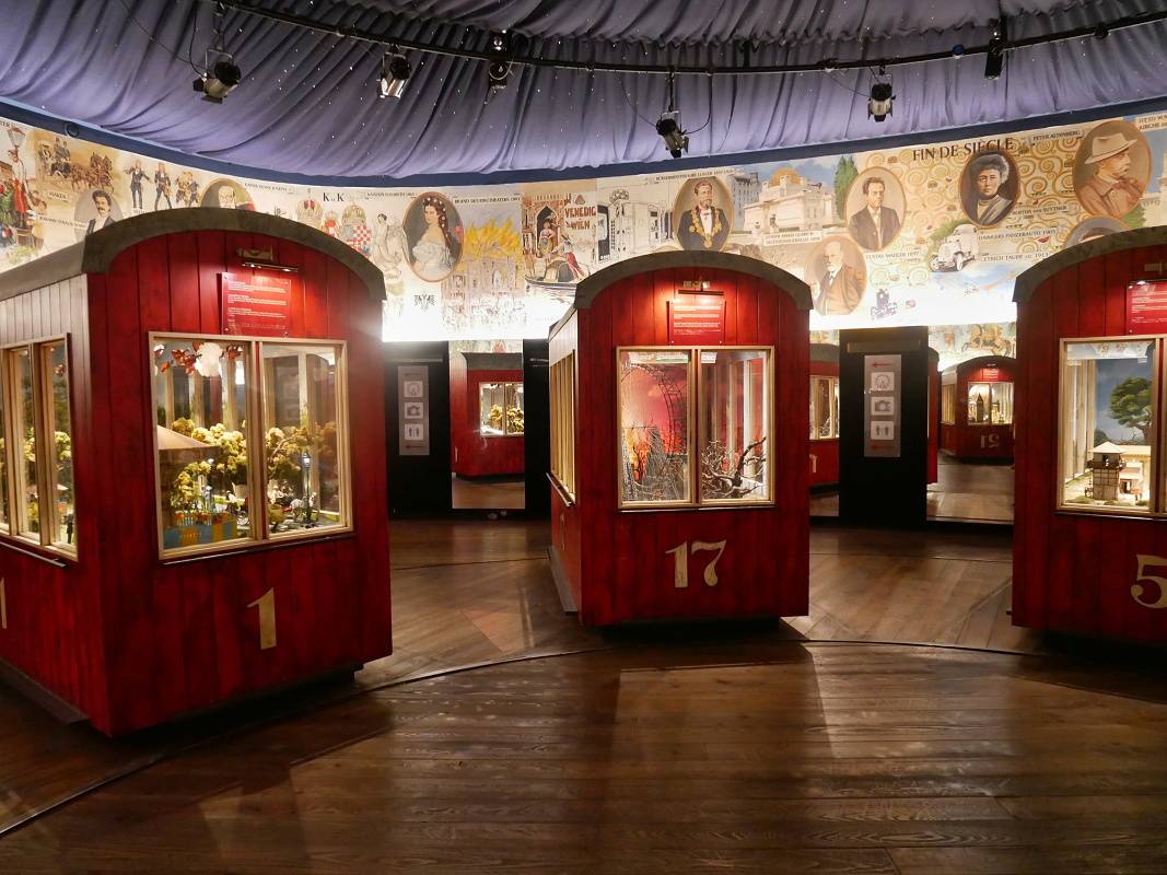 Múzeum vagónov pred vstupom do Historického kolesa