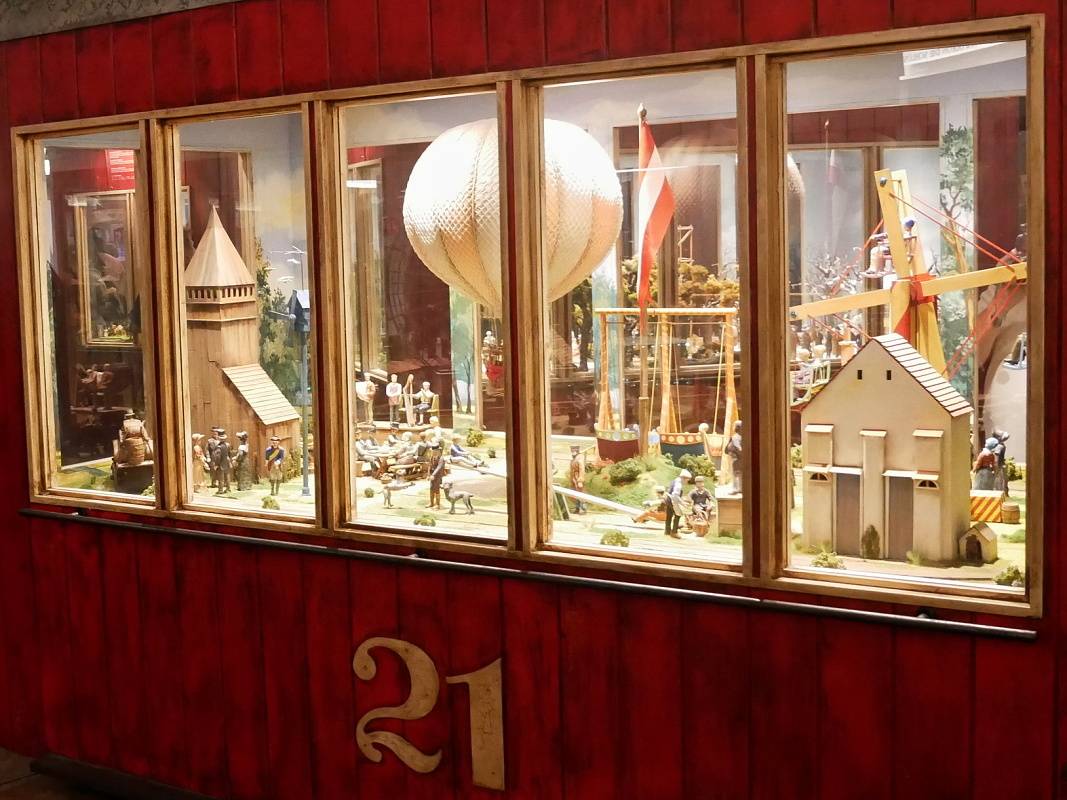 Múzeum vagónov pred vstupom do Historického kolesa
