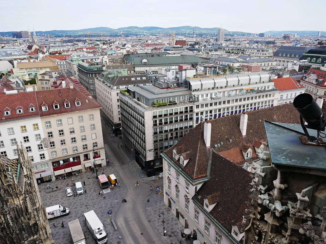 Katedrála sv. Štefana - výhľad zo Severnej veže - Námestie sv. Štefana ráno, s dodávkami