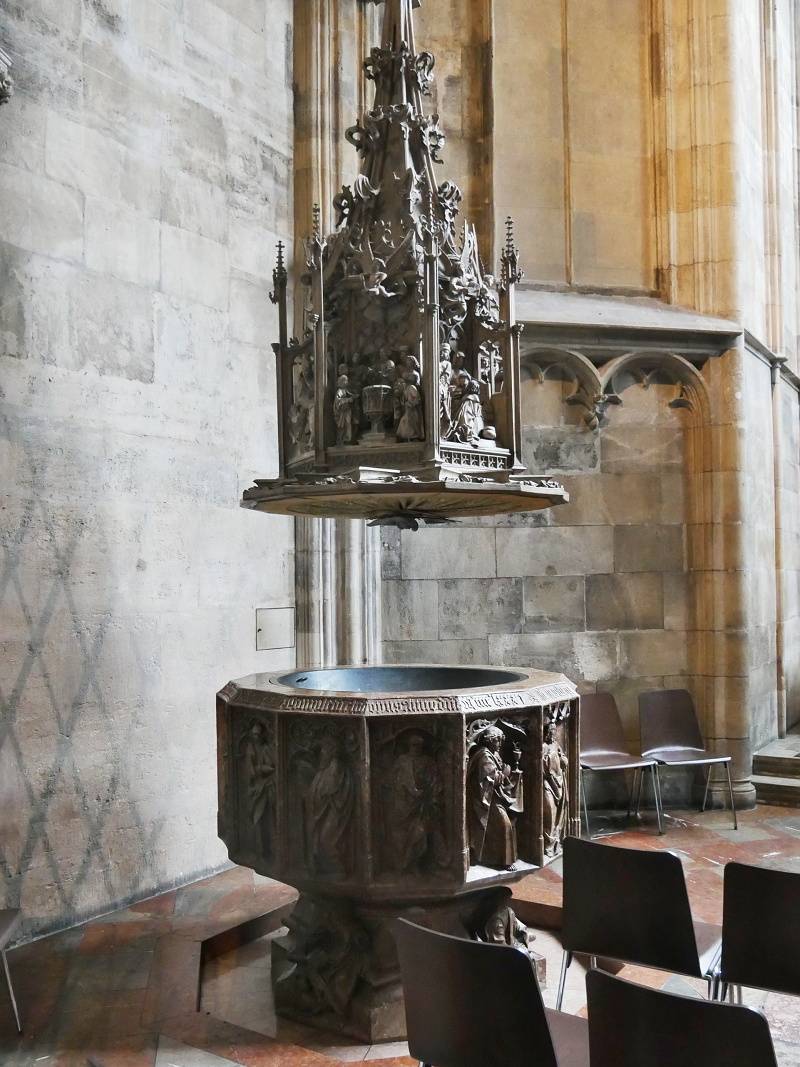 Katedrála sv. Štefana - krstiteľnica v kaplnke sv. Kataríny, zo salzburského červeného mramoru z r.1481