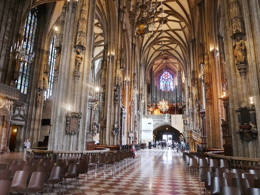 Katedrála sv. Štefana - pohľad od stredu kostola k vstupu