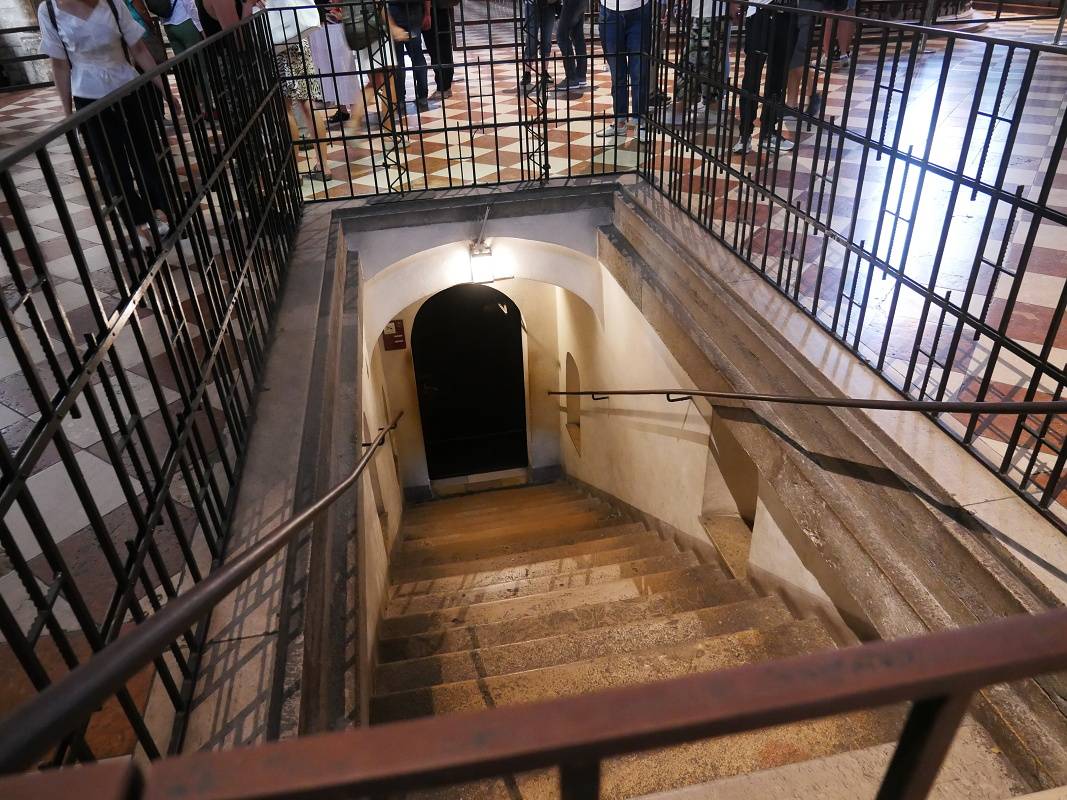 Katedrála sv. Štefana - vstup do podzemia, pri severnej veži