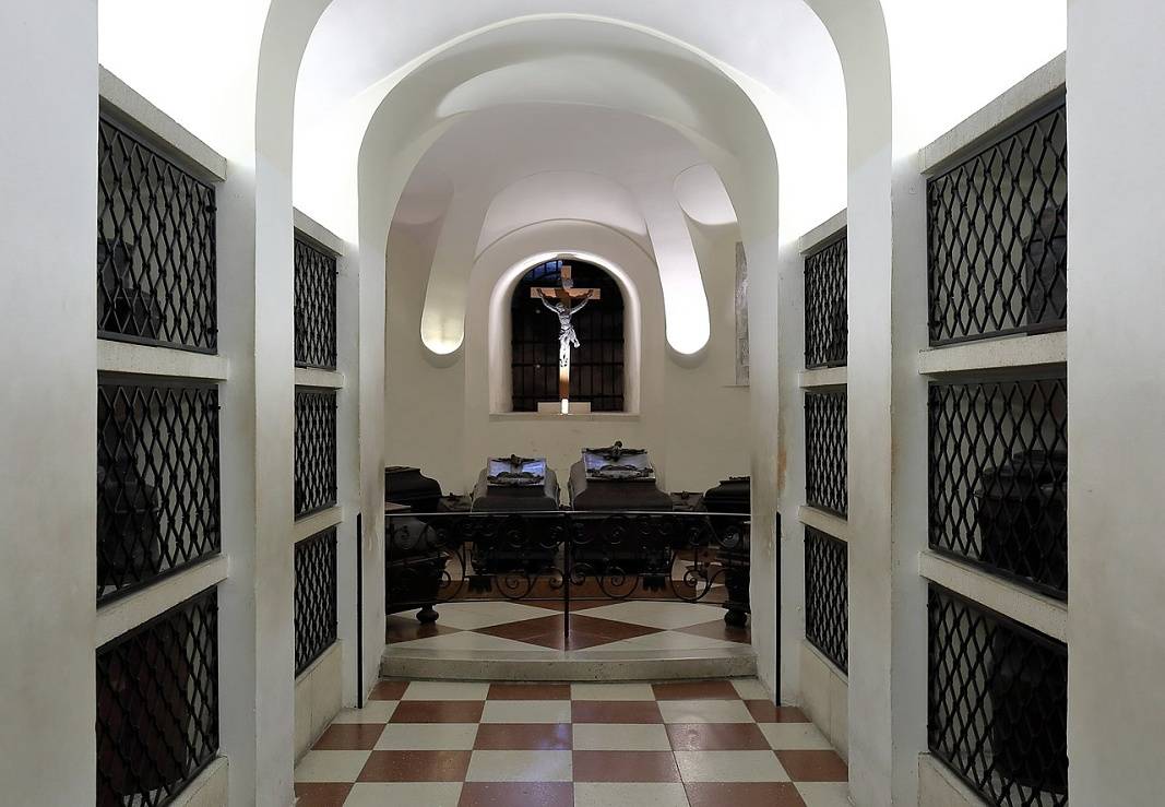 Katedrála sv. Štefana - Vojvodská hrobka, po bokoch poličky s urnami s vnútornosťami habsburgovcov, zdroj: https://en.wikipedia. org/wiki/Ducal _Crypt,_Vienna