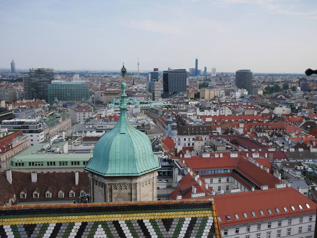 Katedrála sv. Štefana - výhľad z Južnej veže - Severná veža s ľuďmi, za ňou Donauturm