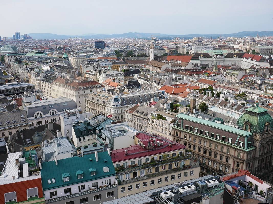Katedrála sv. Štefana - výhľad z Južnej veže - vpravo Josefplatz s knižnicou Prunksaal