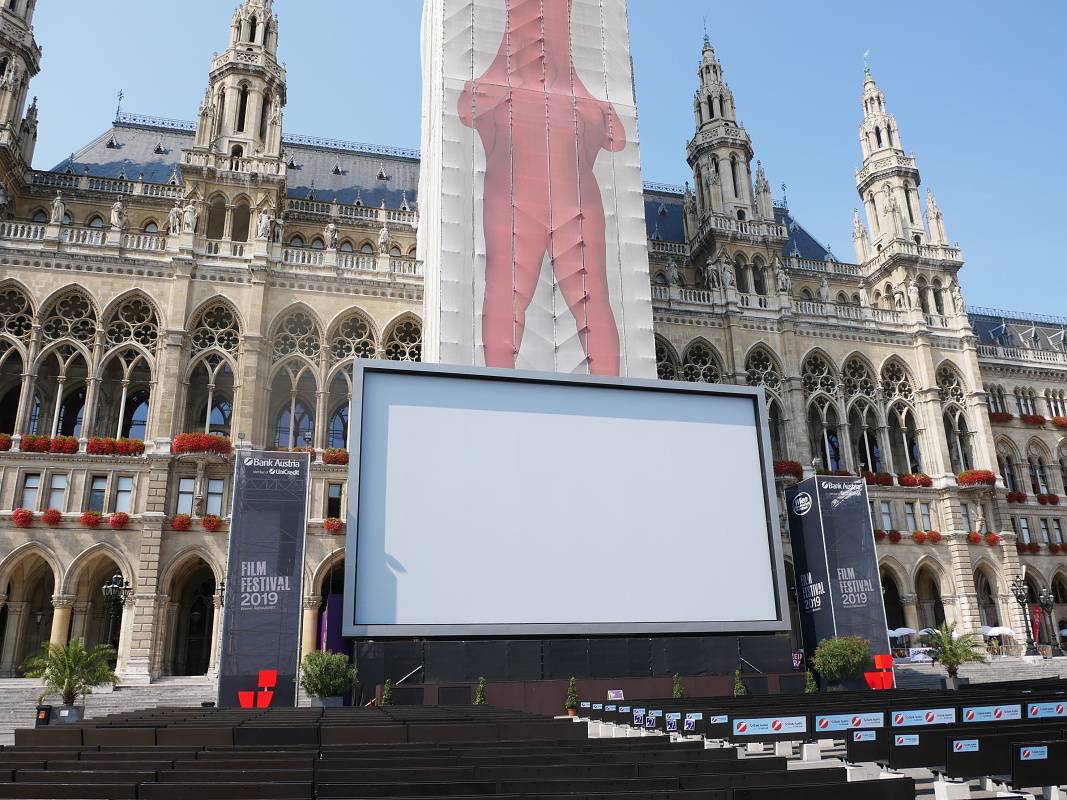 Radnica za filmovým plátnom a červeným pajácom ...