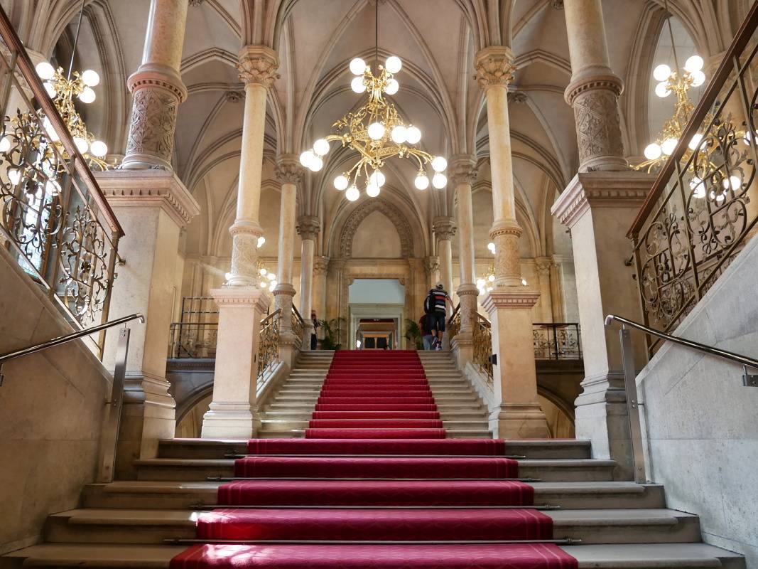 Radnica - impozantný vstup s Veľkým schodiskom