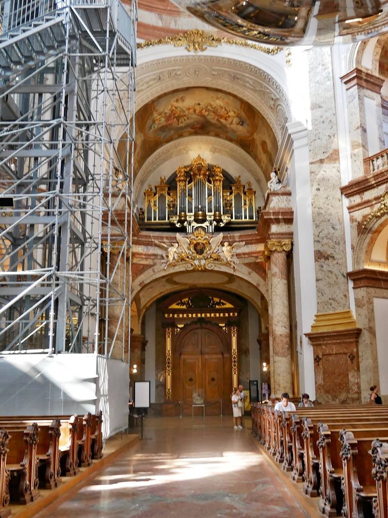 Kostol sv. Karola Boromejského - pohľad na hl. vstup (vstupuje sa zboku)