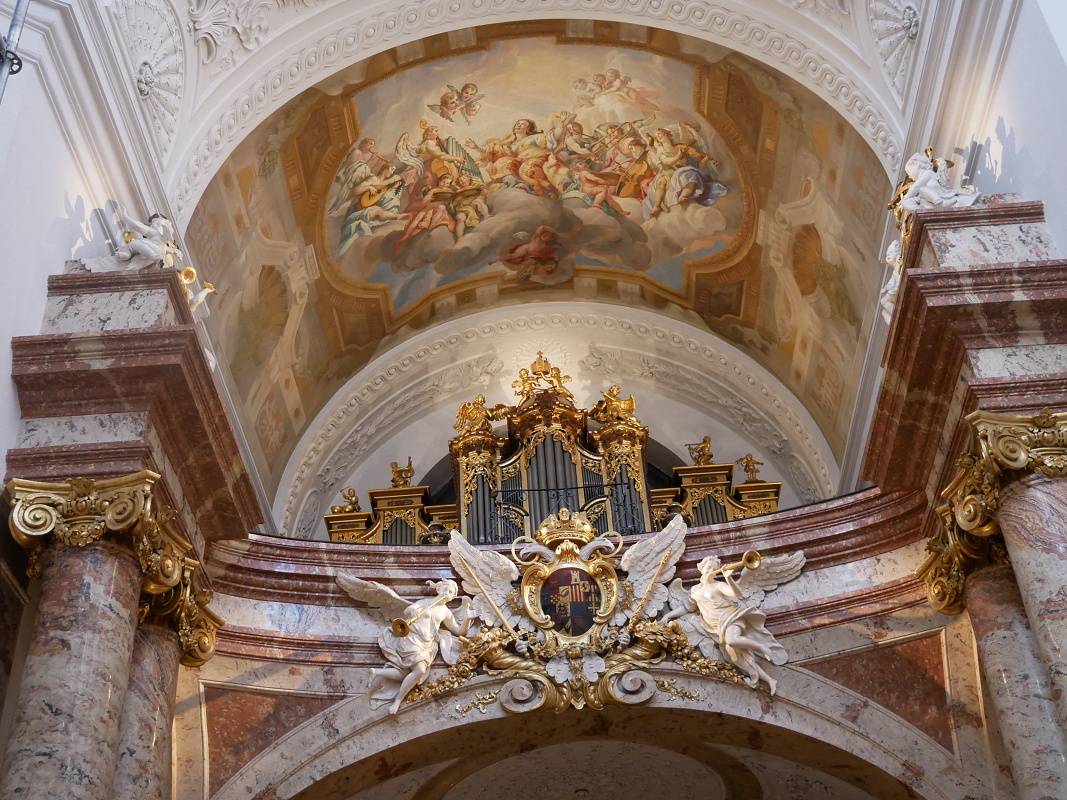 Kostol sv. Karola Boromejského - organ nad hl. vstupom