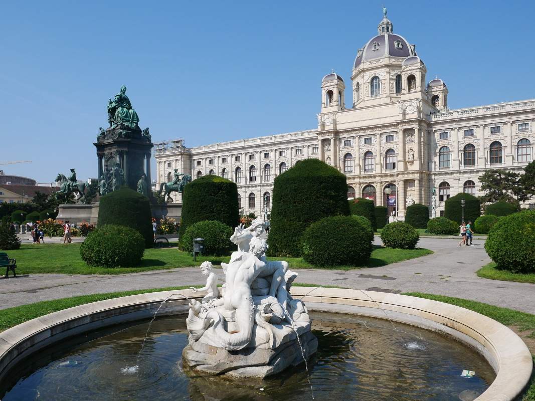 Námestie Márie Terézie (Maria-Theresien-Platz), Prírodovedné múzeum