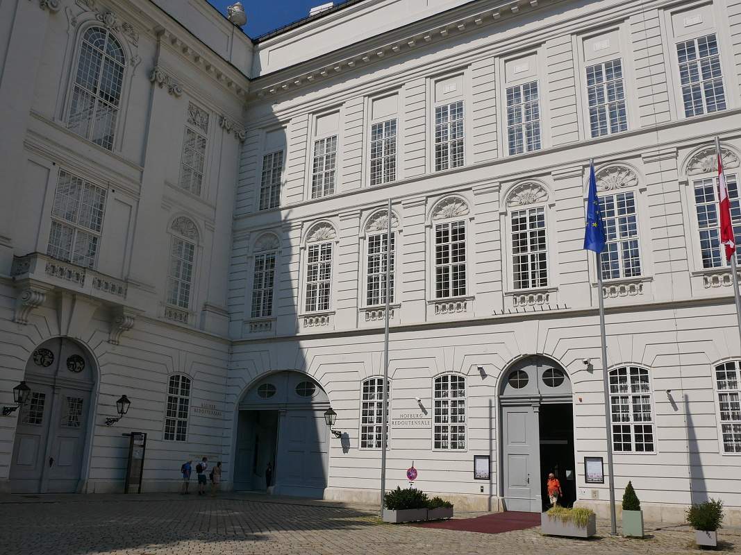 Hofburg, Josefplatz a vstup do rakúskeho Parlamentu (historická budova arlamentu je v rekonštrukcii)