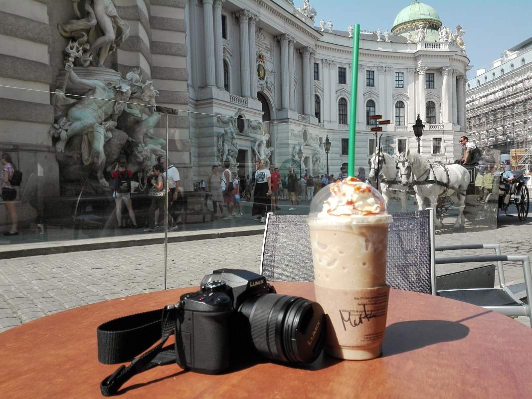 Posledné karamelové frappuccino vo Viedni, Starbucks oproti Hofburgu