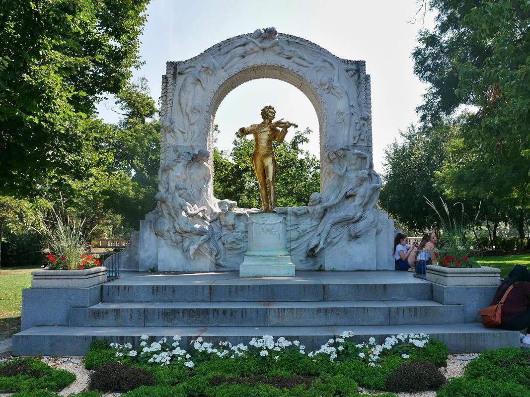 Stadtpark, Johann Strauss, socha Edmunda Hellmera z r. 1936, pozlátená r. 1990