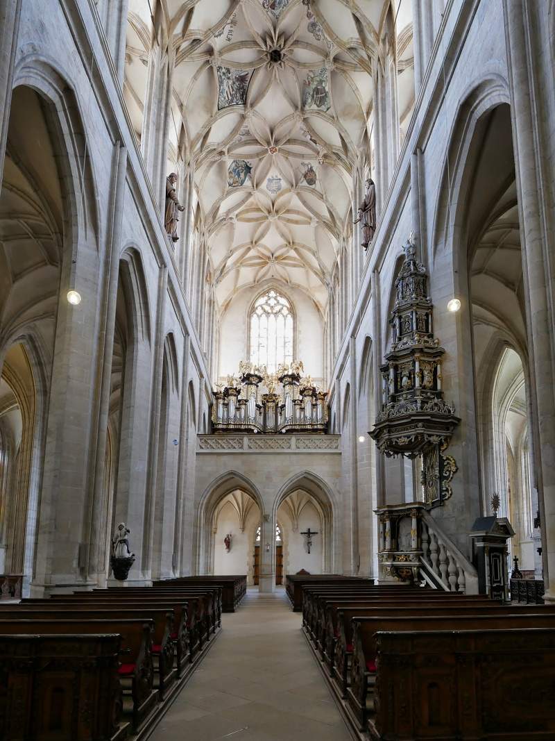 Chrám sv. Barbory - pohľad od oltára ku vstupu