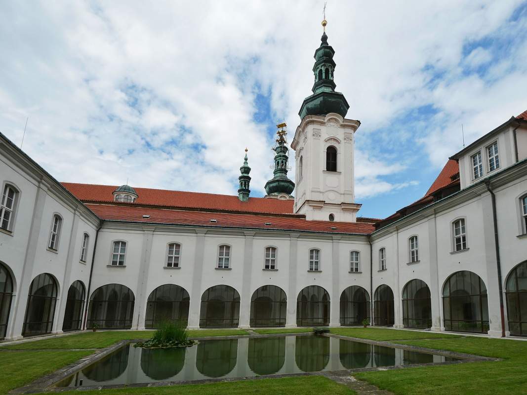 Strahovský kláštor - dvor a krížové chodby