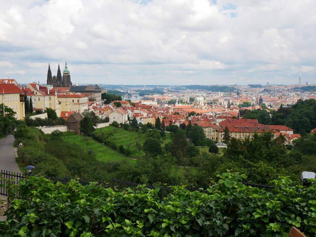 Praha a Pražský hrad z vyhliadkovej terasy Strahovského kláštora