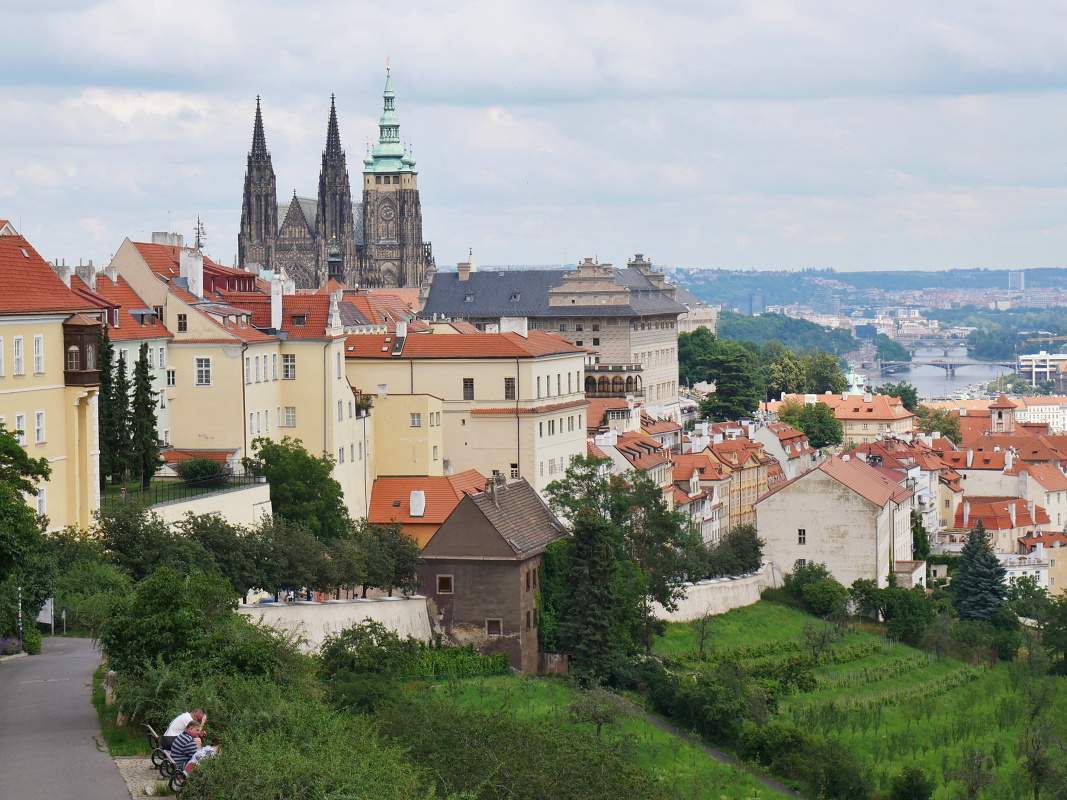 Pražský hrad z vyhliadkovej terasy Strahovského kláštora