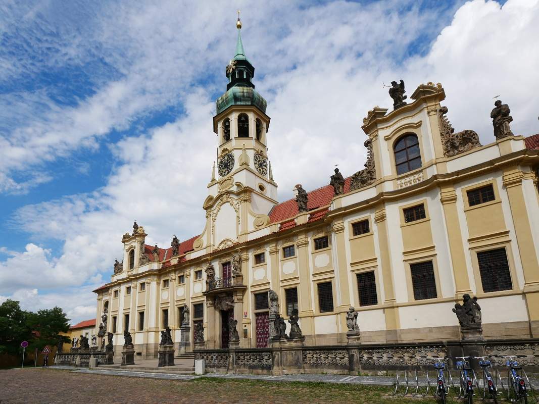 Praha - Loreta - Kostol Narodenia pána so Svätým domom (Loretou) - kópiou domu Panny Márie z Nazareta