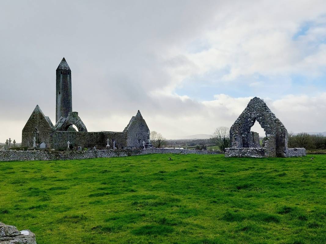 Opátstvo Kilmacduagh - Katedrála na cintoríne a Kostol sv. Jána Krstiteľa