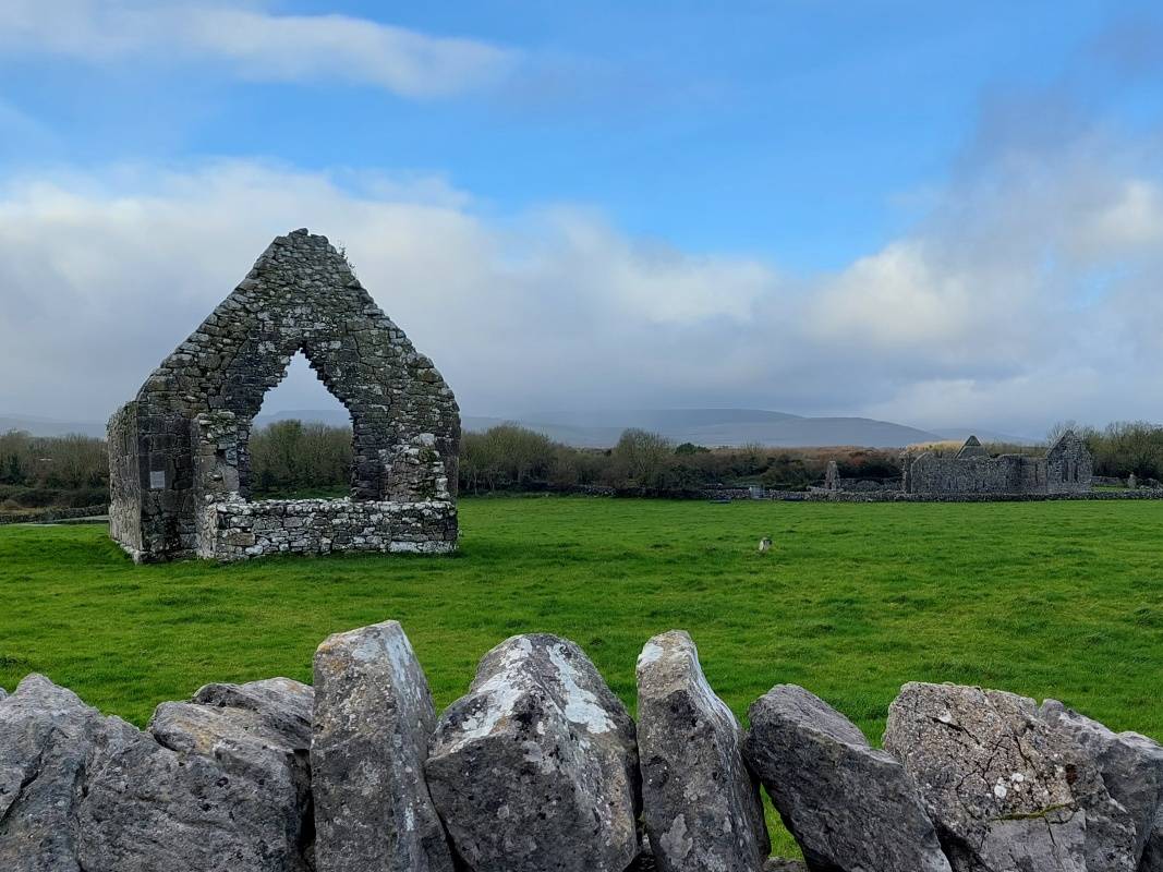 Opátstvo Kilmacduagh - Kostol sv. Jána Krstiteľa, starší ako katedrála