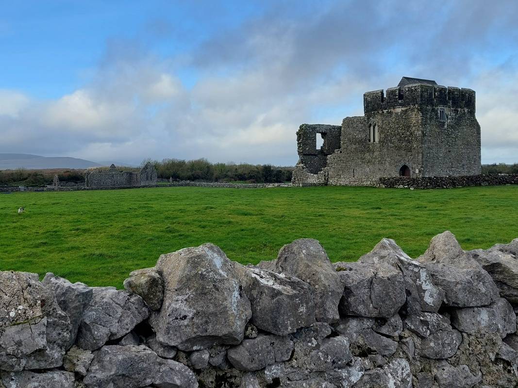 Opátstvo Kilmacduagh - dom opáta zo 14. storočia, vľavo Kostol O'Heynesa z 13. storočia