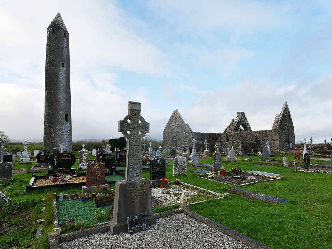 Opátstvo Kilmacduagh - Katedrála z 11. storočia a veža z 12. storočia