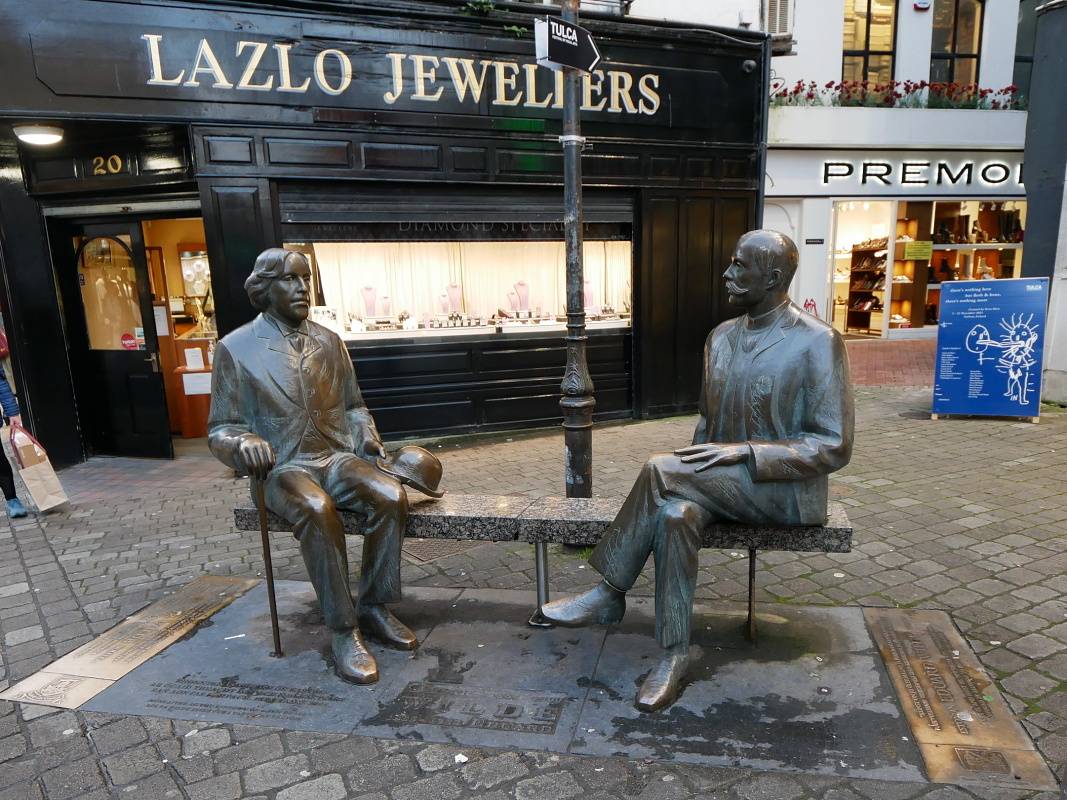 Galway - vľavo írsky spisovateľ Oscar Wilde, vpravo estónsky spisovateľ Eduard Wilde