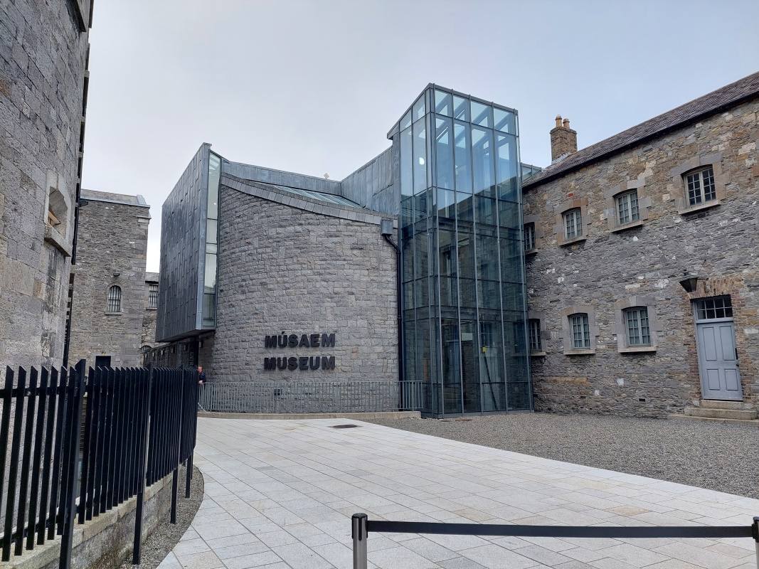 Kilmainham Gaol - východné krídlo z r. 1861 - reálne farby z Mirkinho mobilu