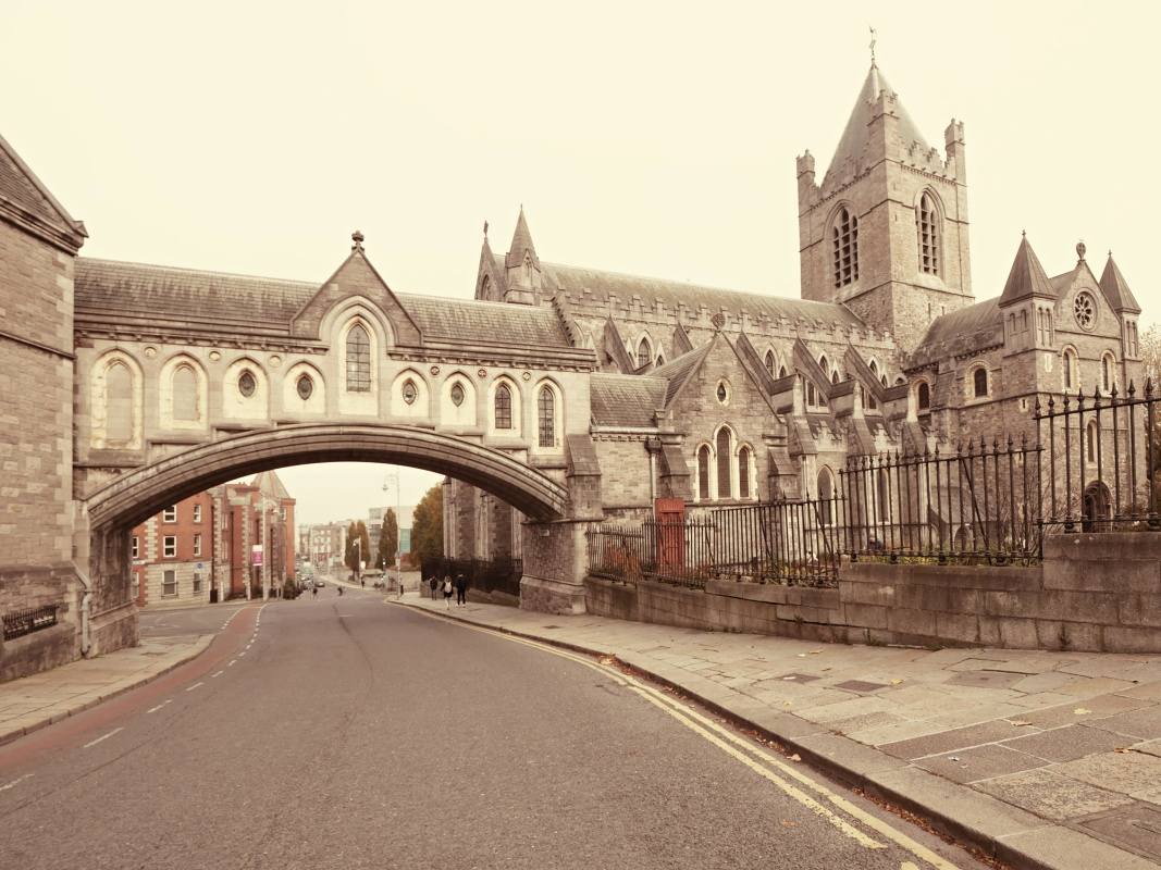 Krytý most (1875) spája kostol so Starou synodálnou sálou, dnes Dublinia - vikingská výstava