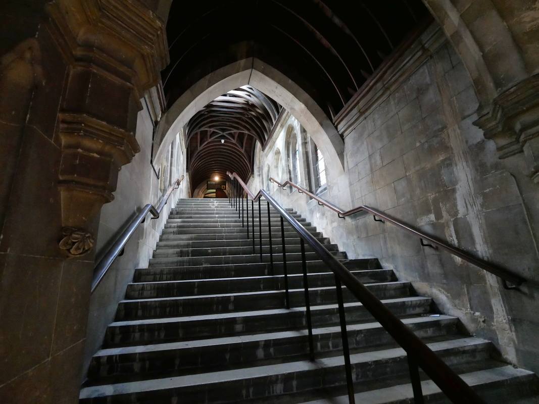 Krytý most (1875) spája kostol so Starou synodálnou sálou