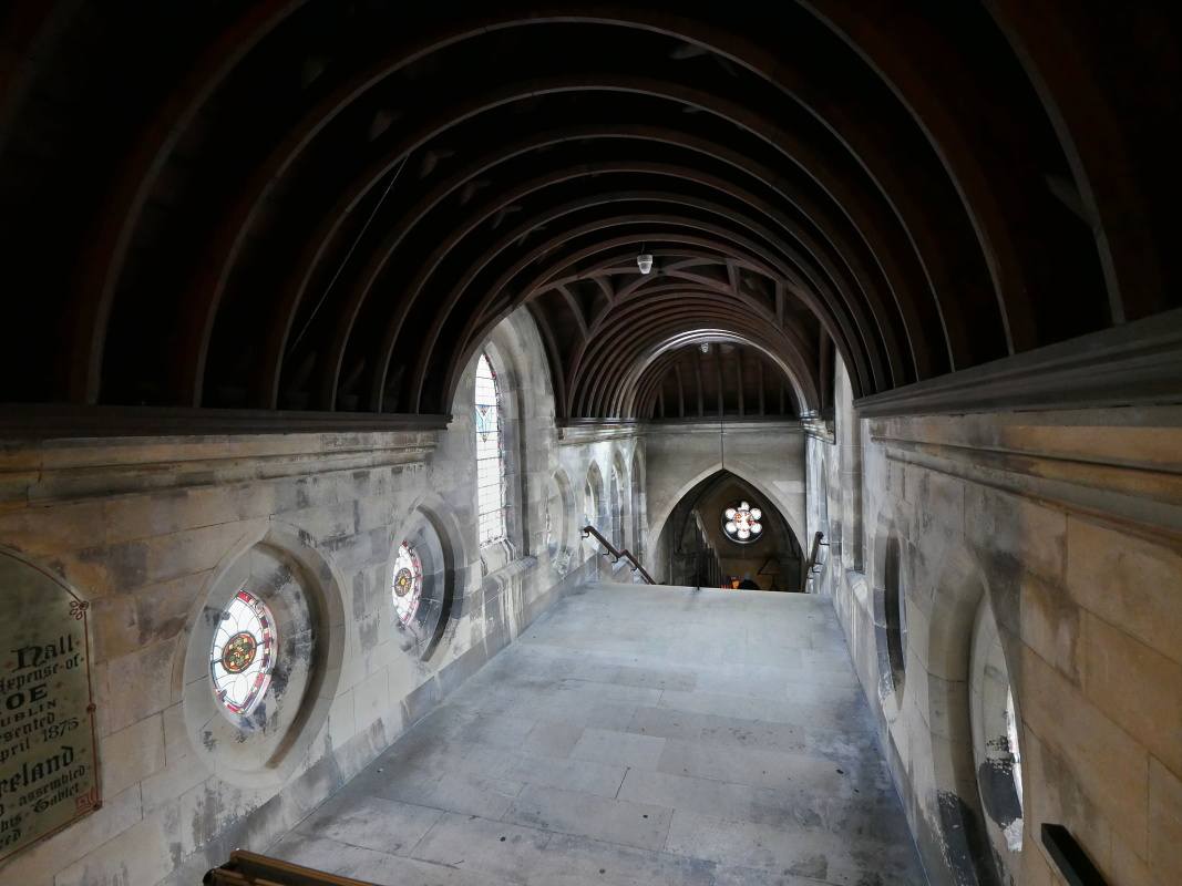 Krytý most (1875) spája kostol so Starou synodálnou sálou