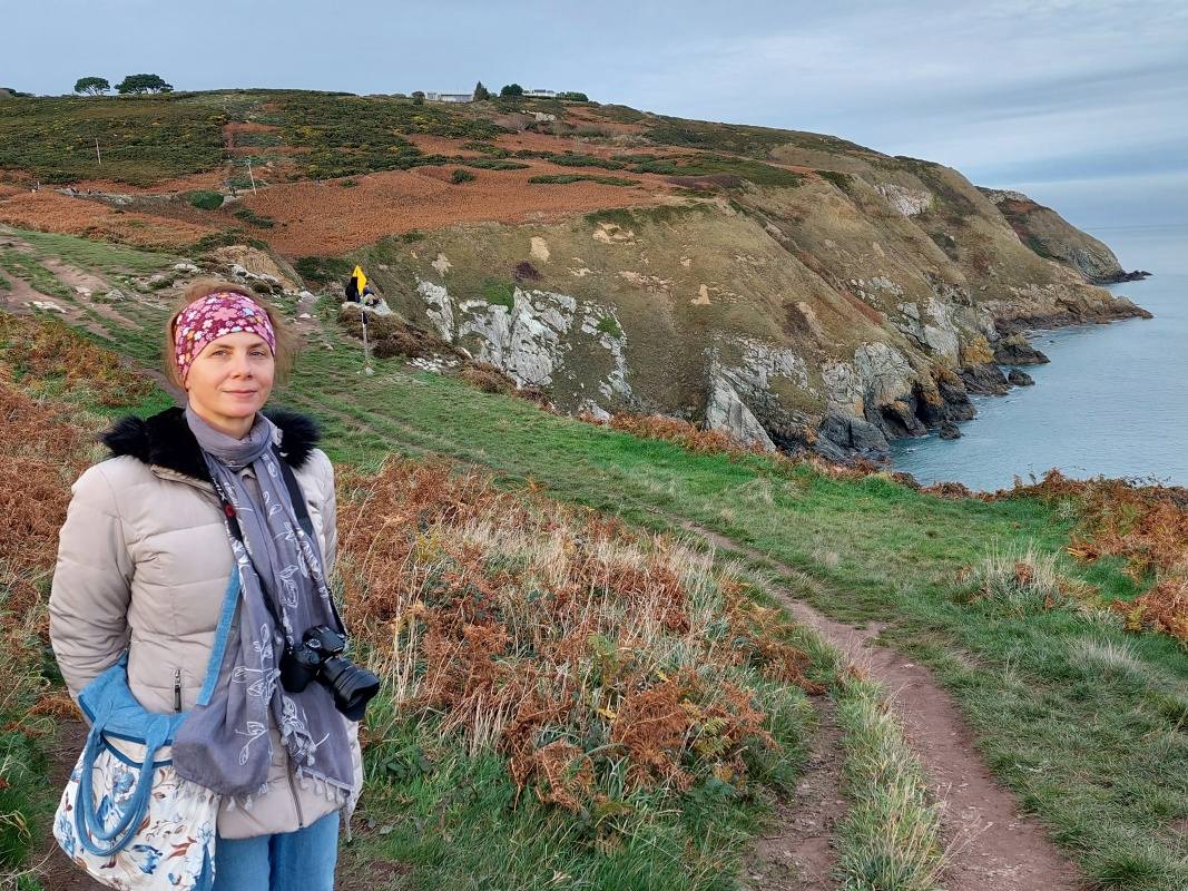 Howth - cesta k majáku, za mnou kopec, odkiaľ sme prišli