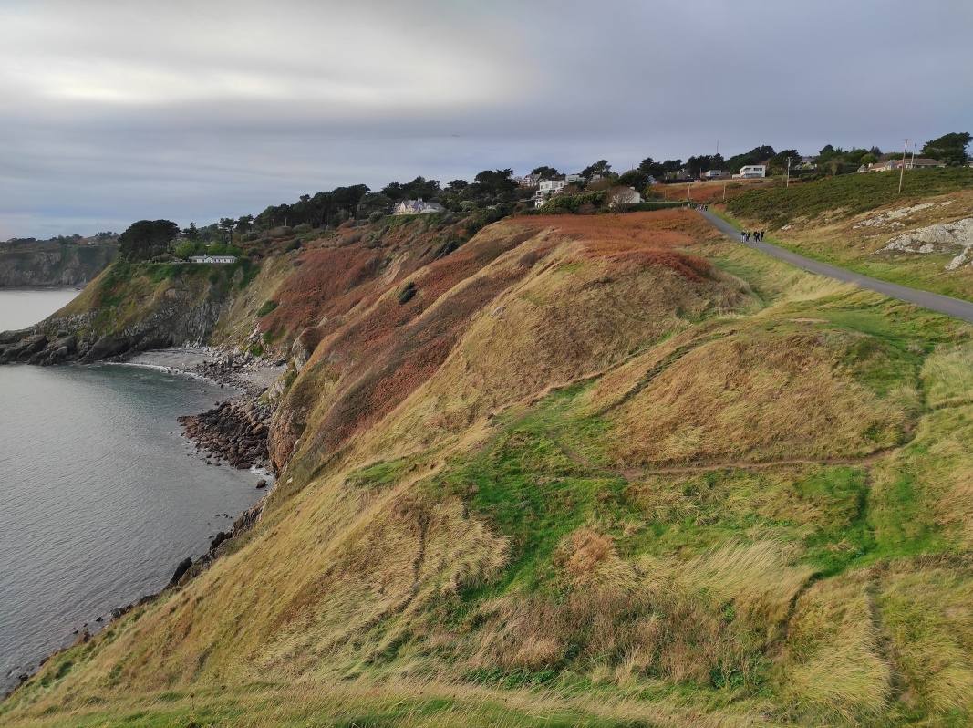 Howth - pri majáku, pohľad na opačnú stranu poloostrova