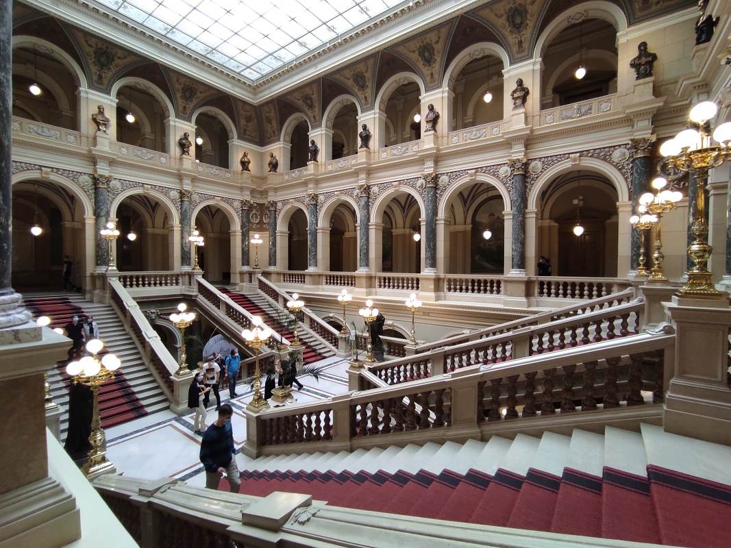 Centrálne nádvorie - schodisko a galéria sôch významných osobností českého múzejníctva