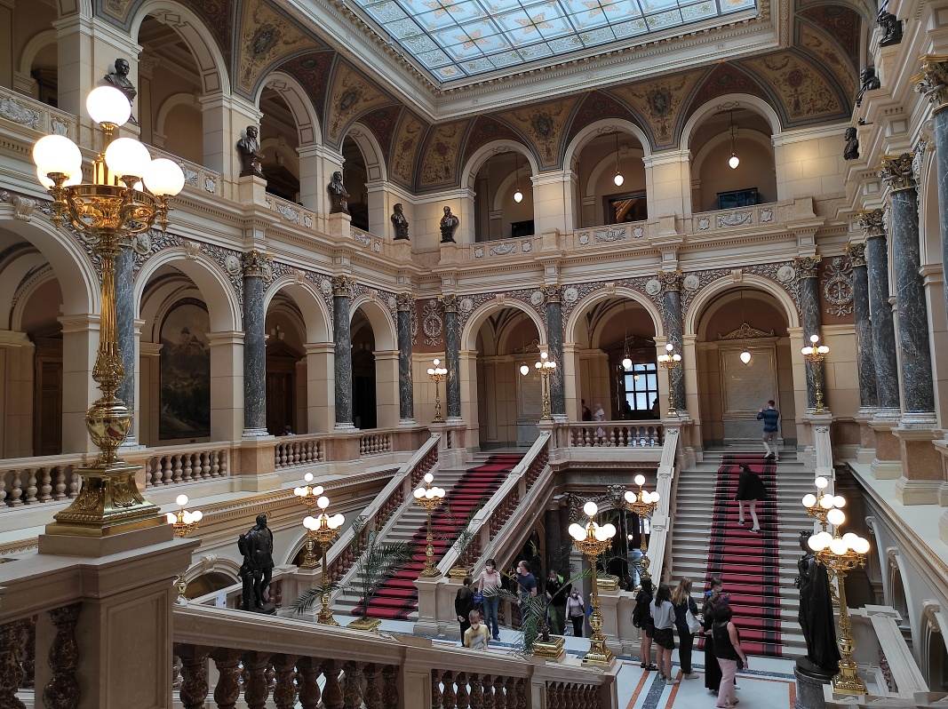 Centrálne nádvorie - schodisko a galéria sôch významných osobností českého múzejníctva