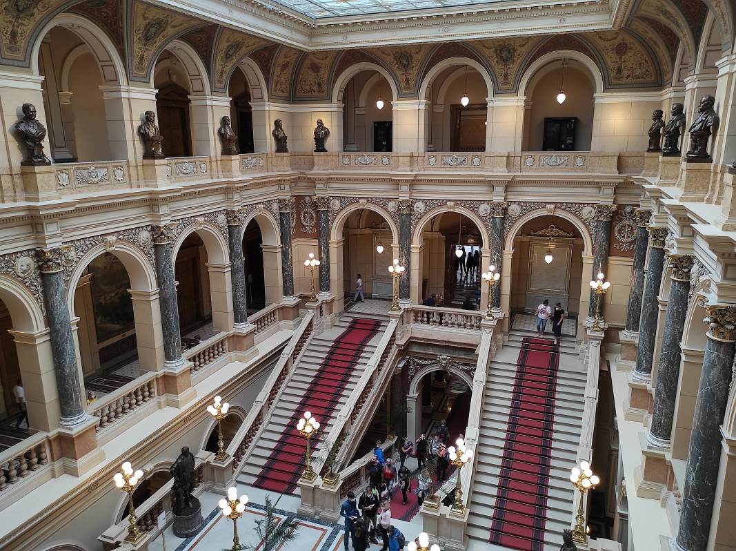 Centrálne nádvorie - schodisko a galéria sôch významných osobností českého múzejníctva