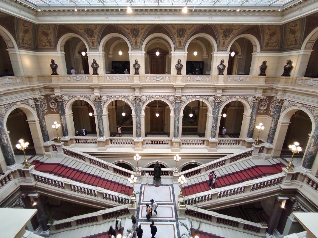 Centrálne nádvorie - schodisko a galéria sôch významných osobností českého múzejníctva